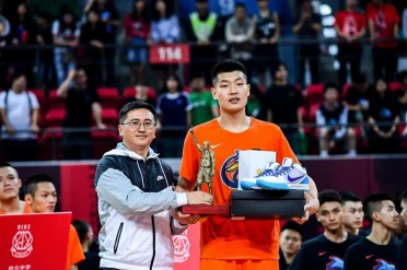 如何在篮球冬令营中加强体能训练?_2